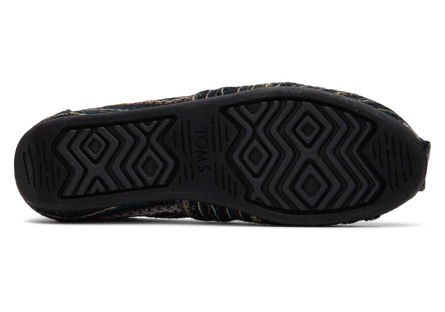 Alpargata Black Embroidered with Faux Fur Bottom Sole View Opens in a modal